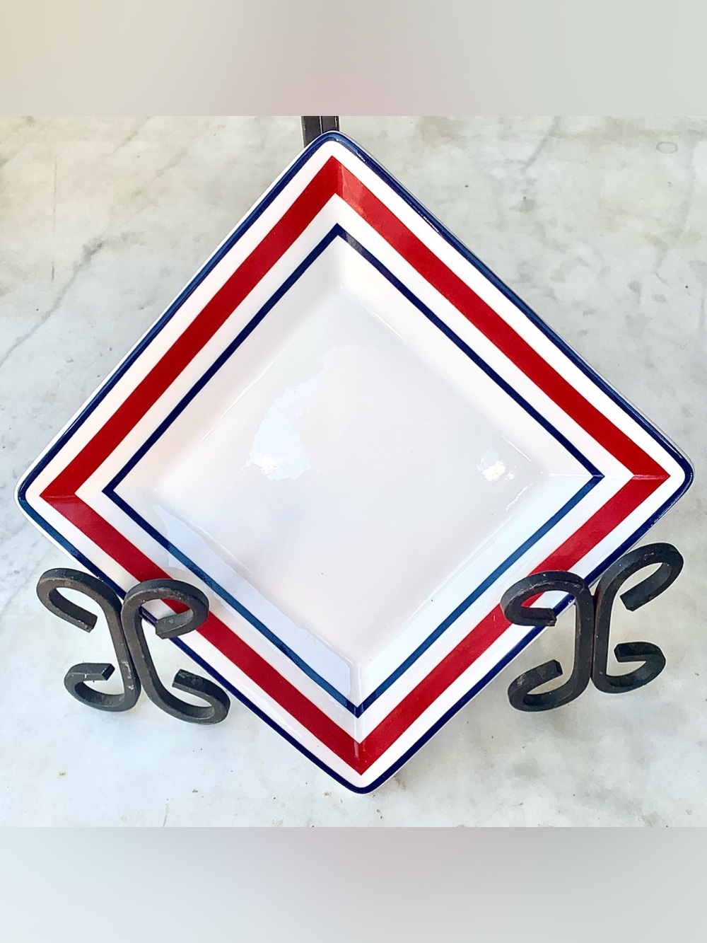 TOMMY HILFIGER White Square Ceramic SQUARE APPETIZER PLATE Red Navy BOARDER 7IN